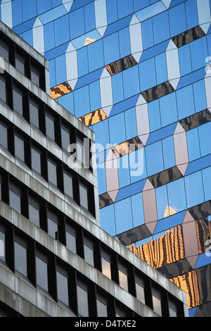 Windows der städtischen Wolkenkratzer Stockfoto