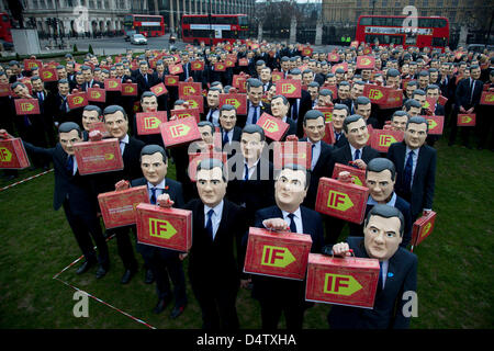 London, UK. Dienstag, 19. März 2013. Hunderte von Menschen aus der IF Campaign gekleidet wie George Osborne versammeln sich in Westminster zu erinnern dem Kanzler, dass die morgige Haushalt uns allen gehört und wir wollen ihm Hilfe zu wahren verspricht und am Ende Steuer auszuweichen. Die genug Nahrung für alle Kampagne möchten, unsere Führung auf vier großen Themen handeln, die bedeuten, so viele Menschen nicht genug zu essen bekommen: Hilfe, Steuer, Land und Transparenz. http://enoughfoodif.org/ Kredit: Michael Kemp / Alamy Live News Stockfoto