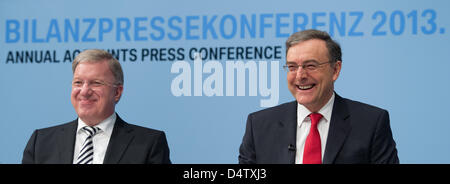 Vorstandsvorsitzender der BMW Group, Norbert Reithofer (R) und Frank-Peter Arndt, Vorstandsmitglied der BMW AG, teilnehmen einem Pressebriefing am Jahresergebnis der Automobile manufacturing Company in München, 19. März 2013. Nach das beste Geschäftsjahr in der Geschichte der BMW will das Unternehmen an weiteren Rekorde zu brechen. Foto: PETER KNEFFEL Stockfoto