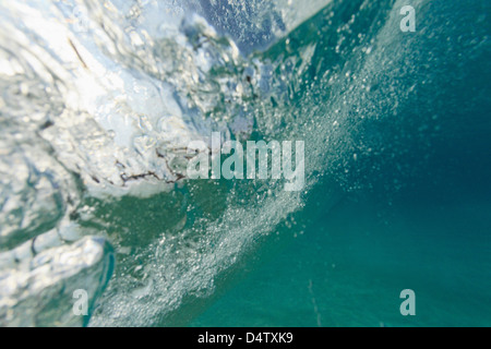 Absturz Welle unter Wasser gesehen Stockfoto