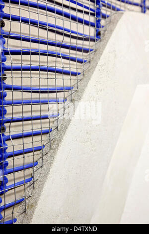 Das undatierte Handout Bild zeigt eine Wand mit aktiver Kühlung Kapillarröhrchen (blau) gefüllt mit Phase Change Materials (PCM) die großen Amouts der Energie absorbiert, wenn in einen flüssigen Zustand zu wechseln, ohne sich aufheizen ausgestattet. Wissenschaftler Ekkehard Jahns, Volker Wittwer und Peter Schossig entwickelt die mikroverkapselten latente Wärmespeicher benannt Micronal PCM bietet eine Stockfoto