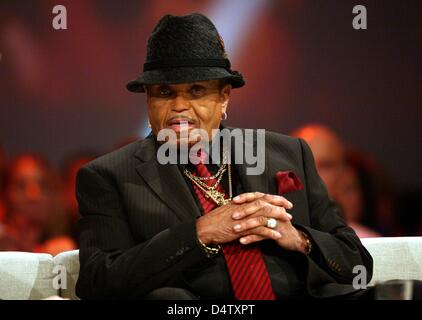 Joseph "Joe" Jackson (R), Vater des verstorbenen Sänger Michael Jackson während der Aufzeichnung der TV-Show "2009 - Der Grosse Jahresrueckblick" ("2009 - das große Jahr Ende Retrospektive") in Flensburg, Deutschland, 2. Dezember 2009. Die Show wird von der deutschen TV-Sender "Sat. 1" um 19:15 Uhr GMT am 4. Dezember 2009 übertragen. Foto: Carsten Rehder Stockfoto