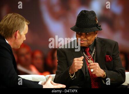 Joseph "Joe" Jackson (R), Vater des verstorbenen Sänger Michael Jackson und deutsche TV-Moderatorin Johannes B. Kerner sprechen Sie während der Aufzeichnung der TV-Show "2009 - Der Grosse Jahresrueckblick" ("2009 - das große Jahr Ende Retrospektive") in Flensburg, Deutschland, 2. Dezember 2009. Die Show wird von der deutschen TV-Sender "Sat. 1" um 19:15 GMT auf 04 Dece übertragen werden Stockfoto