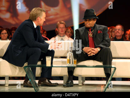 Joseph "Joe" Jackson (R), Vater des verstorbenen Sänger Michael Jackson und deutsche TV-Moderatorin Johannes B. Kerner sprechen Sie während der Aufzeichnung der TV-Show "2009 - Der Grosse Jahresrueckblick" ("2009 - das große Jahr Ende Retrospektive") in Flensburg, Deutschland, 2. Dezember 2009. Die Show wird von der deutschen TV-Sender "Sat. 1" um 19:15 GMT auf 04 Dece übertragen werden Stockfoto