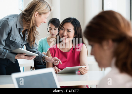 Unternehmerinnen im Gespräch im Büro Stockfoto