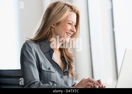 Geschäftsfrau auf laptop Stockfoto