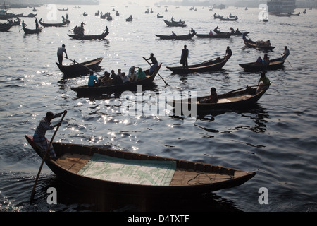 Taxi-Boote mit Pendler Buriganga Fluss, Dhaka, Bangladesh. Stockfoto