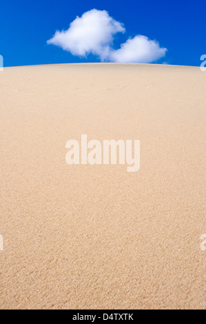 Sandy Hill gegen blauen Wolkenhimmel, Schweden, Europa Stockfoto