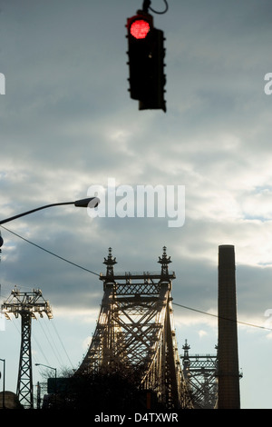 Ampel und städtische Brücke Stockfoto