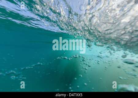 Absturz Welle unter Wasser gesehen Stockfoto