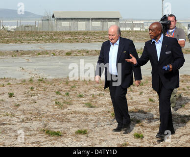 FIFA-Präsident Joseph Blatter (L) and FIFA-Exekutivkomitee-Mitglied Tokyo Sexwale (R) während einer Sitzung des FIFA-Exekutivkomitees auf Robben Island of Cape Town, South Africa, 3. Dezember 2009. Foto: Bernd Weissbrod Stockfoto