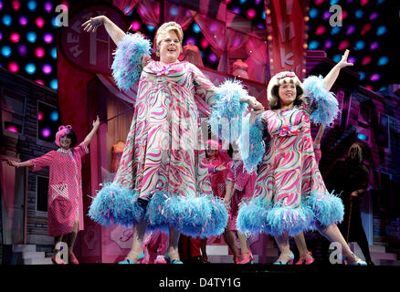 Maite Kelly als Tracy Turnblad (R) und Tetje Mierendorf als Edna Turnblad (L) führen in das musical "Hairspray" in Köln, 3. Dezember 2009. Foto: Felix Heyder Stockfoto