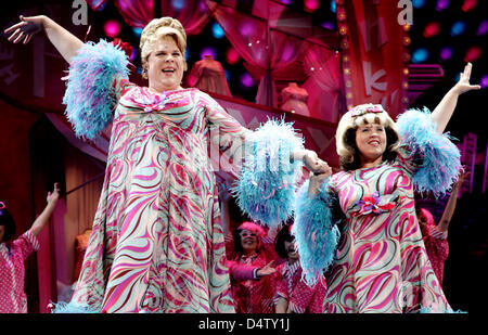 Maite Kelly als Tracy Turnblad (R) und Tetje Mierendorf als Edna Turnblad (L) führen in das musical "Hairspray" in Köln, 3. Dezember 2009. Foto: Felix Heyder Stockfoto