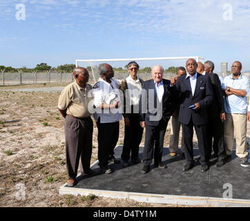 FIFA-Präsident Joseph Blatter (C-L), Mitglied des FIFA-Exekutivkomitees Tokyo Sexwale (C-R) und ehemalige Häftlinge von Robben Island im Bild während einer Sitzung des FIFA-Exekutivkomitees aus Cape Town, South Africa, 3. Dezember 2009. Foto: Bernd Weissbrod Stockfoto