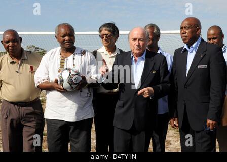 FIFA-Präsident Joseph Blatter (2-R), FIFA-Exekutivkomitee Mitglied Tokyo Sexwale (R) und ehemalige Häftlinge von Robben Island im Bild während einer Sitzung des FIFA-Exekutivkomitees aus Cape Town, South Africa, 3. Dezember 2009. Foto: Bernd Weissbrod Stockfoto