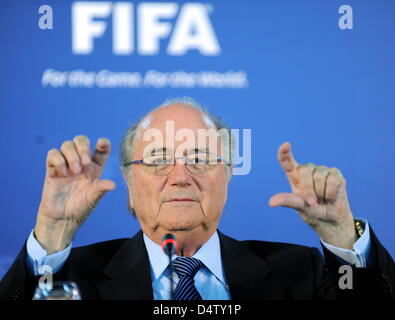 FIFA-Präsident Joseph Blatter liefert eine Pressekonferenz während einer Sitzung des FIFA-Exekutivkomitees auf Robben Island aus Cape Town, South Africa, 3. Dezember 2009. Foto: Bernd Weissbrod Stockfoto