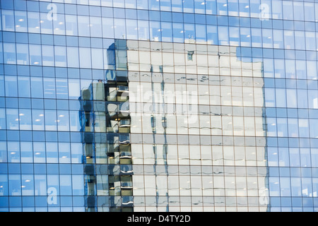 Wolkenkratzer spiegelt sich in windows Stockfoto
