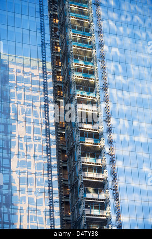 Gerüst auf städtischen Wolkenkratzer Stockfoto