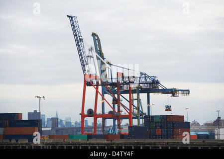 Kran und Container auf der Laderampe Stockfoto