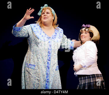 Maite Kelly als Tracy Turnblad (R) und Tetje Mierendorf als Edna Turnblad (L) führen in das musical "Hairspray" in Köln, 3. Dezember 2009. Foto: Felix Heyder Stockfoto