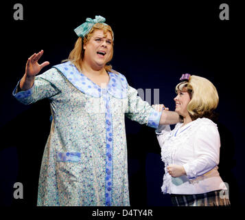 Maite Kelly als Tracy Turnblad (R) und Tetje Mierendorf als Edna Turnblad (L) führen in das musical "Hairspray" in Köln, 3. Dezember 2009. Foto: Felix Heyder Stockfoto