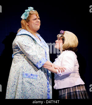 Maite Kelly als Tracy Turnblad (R) und Tetje Mierendorf als Edna Turnblad (L) führen in das musical "Hairspray" in Köln, 3. Dezember 2009. Foto: Felix Heyder Stockfoto