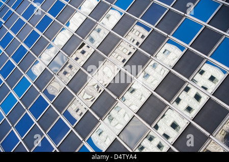 Städtischen Wolkenkratzer spiegelt sich in windows Stockfoto