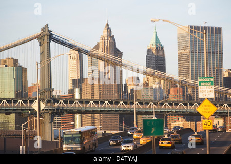 Skyline von New York City und Brücke Stockfoto