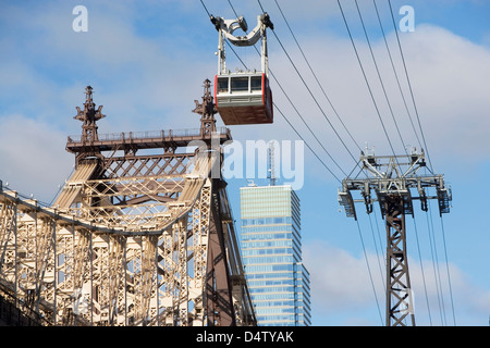 Sessellift über städtische Brücke Stockfoto