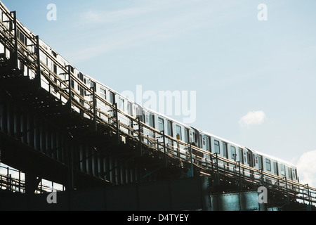 S-Bahn auf erhöhten Schienen Stockfoto