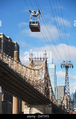 Sessellift über städtische Brücke Stockfoto