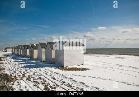 Schnee und Strand Hütten an Göring, West Sussex, UK Stockfoto