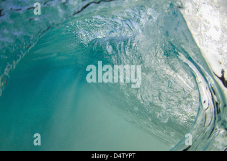 Absturz Welle unter Wasser gesehen Stockfoto