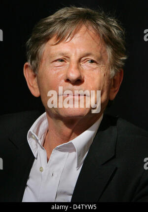 (Dpa-Datei) Ein Datei-Bild datiert 11. Oktober 2006 des Filmemachers Roman Polanski während der Proben der musical "Tanz der Vampire" in Berlin, Deutschland. Polanski wurde auf Millionen-Dollar-Kaution aus der Haft zum Zwecke der Auslieferung freigegeben. Polanski lebt seit 4. Dezember 2009 im Haus Haft mit elektronischer Überwachung Armband in seinem Chalet in Gstaad in der Schweiz. Die 76 Jahre Stockfoto