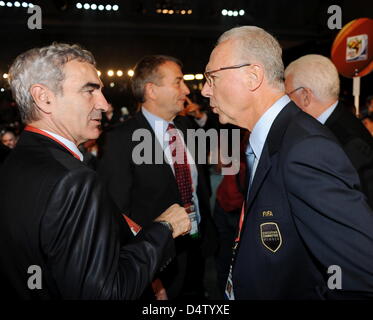 Frankreich-Trainer Raymond Domenech (L) und deutsche Fußballlegende Franz Beckenbauer (R) bei der Auslosung der FIFA WM 2010 Gruppen in Kapstadt, Deutschland, 4. Dezember 2009. Foto: BERND WEISSBROD Stockfoto