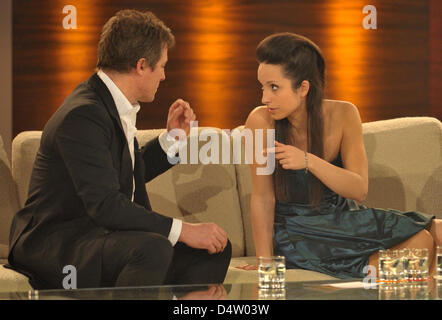 (L-R) Britischer Schauspieler Hugh Grant und deutsche Schauspielerin Stephanie Stumph Lächeln während der 185th Ausgabe der TV-Show "Wetten, dass...?" (Wetten, dass..?) in Bremen, Deutschland, 5. Dezember 2009. Foto: Carmen Jaspersen Stockfoto