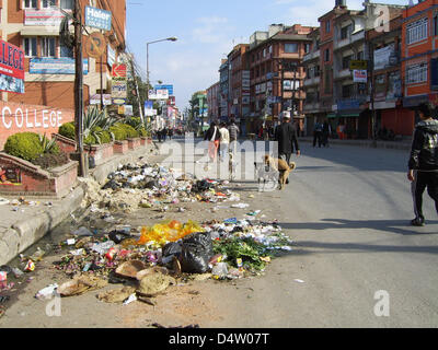 Müll liegt auf der Straße während Hunde-Kumpel in Kathmandu, Nepal, 6. Dezember 2009. Nepals Opposition Maoisten bezeichnet einen landesweiten Generalstreik zum protest gegen den Tod von Parteiaktivisten bei einem Zusammenstoß mit der Polizei. Phot: Norbert Drews Stockfoto