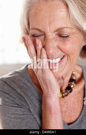 Ältere Frau lächelndes Gesicht Nahaufnahme Stockfoto