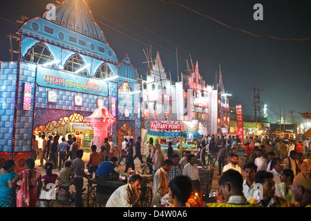 Massen an Sonepur Mela nach Einbruch der Dunkelheit, eine große Messe und Vergnügungspark, Sonepur (Sonpur), Bihar Zustand, Indien Stockfoto