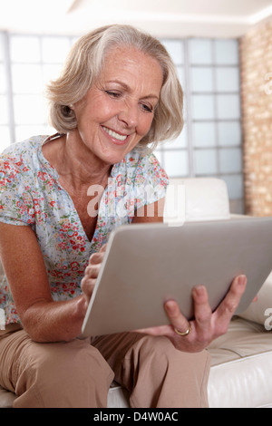 Ältere Frau mit Tablet-PC Stockfoto