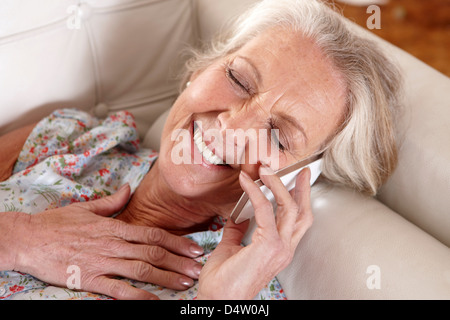 Ältere Frau am Handy Stockfoto