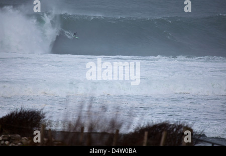 Big-Wave Surfen in Mullaghmore Head, County Sligo, Irland. Stockfoto