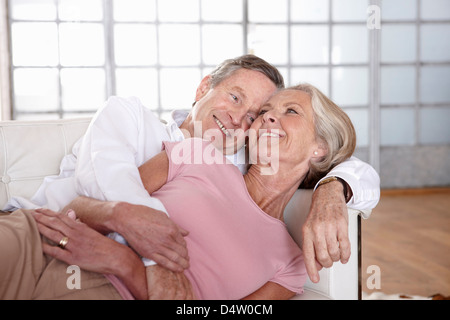 Älteres Ehepaar entspannend auf sofa Stockfoto