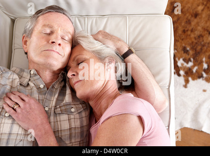 Älteres Ehepaar Nickerchen auf sofa Stockfoto