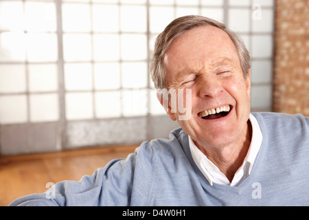 Nahaufnahme eines älteren Mannes lachendes Gesicht Stockfoto