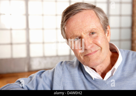 Nahaufnahme eines älteren Mannes lächelndes Gesicht Stockfoto