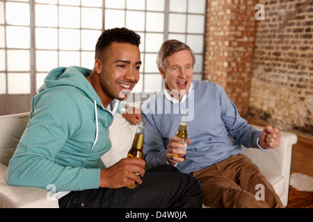 Vater und Sohn gemeinsam Sport ansehen Stockfoto