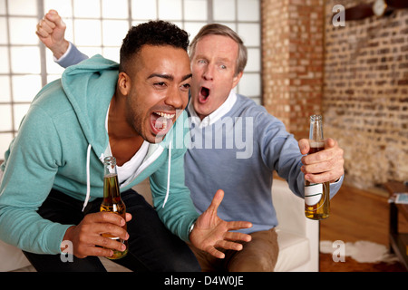 Vater und Sohn gemeinsam Sport ansehen Stockfoto