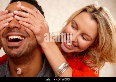 Frau Deckung Freund Augen Stockfoto