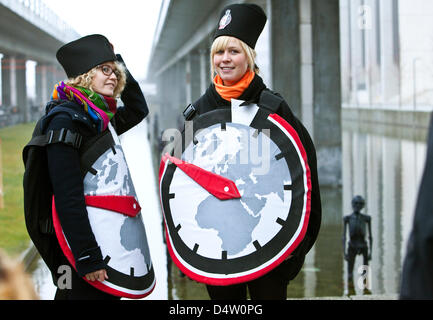 Zwei junge Frauen tragen symbolische Uhren Kostüme tragen nehmen Sie Teil an einer Demonstration von Klima-Schutz-Aktivisten außerhalb des Konferenzzentrums "Bella Center" in Kopenhagen, Dänemark, 7. Dezember 2009. Im Inneren des Kongresszentrums begann Regierungsvertreter aus 192 Nationen Negiotiate über ein Nachfolgeabkommen für das so genannte Kyoto-Protokoll zum Klimaschutz. Foto Stockfoto